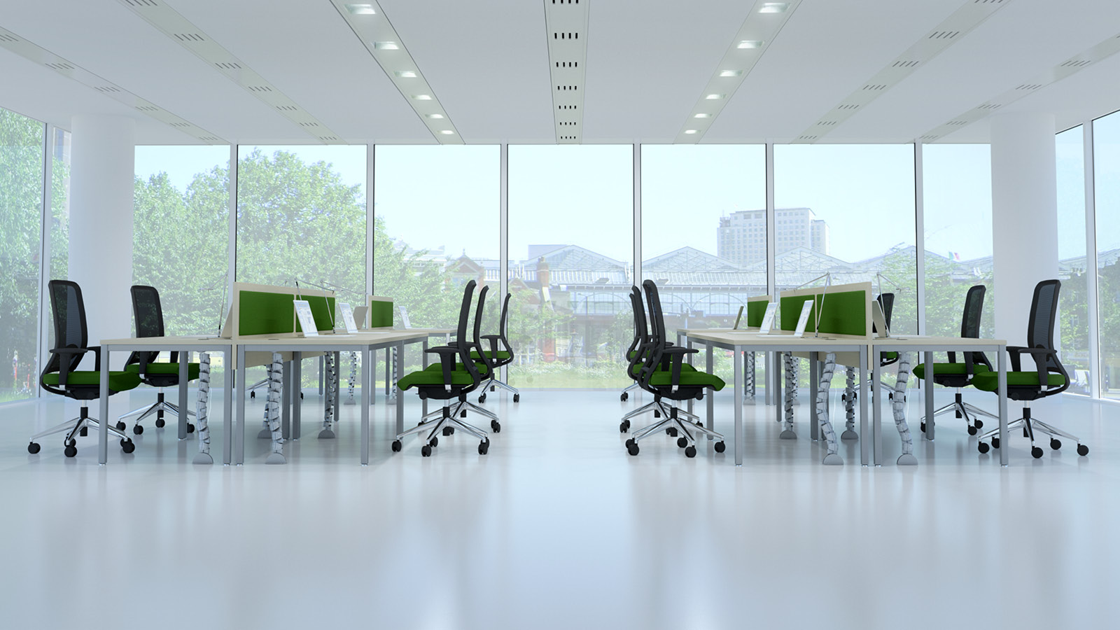 Meble w open space - zestawy biurek do pracy grupowej zostały wyposażone w panele dzielące i krzesła na podstawie obrotowej.